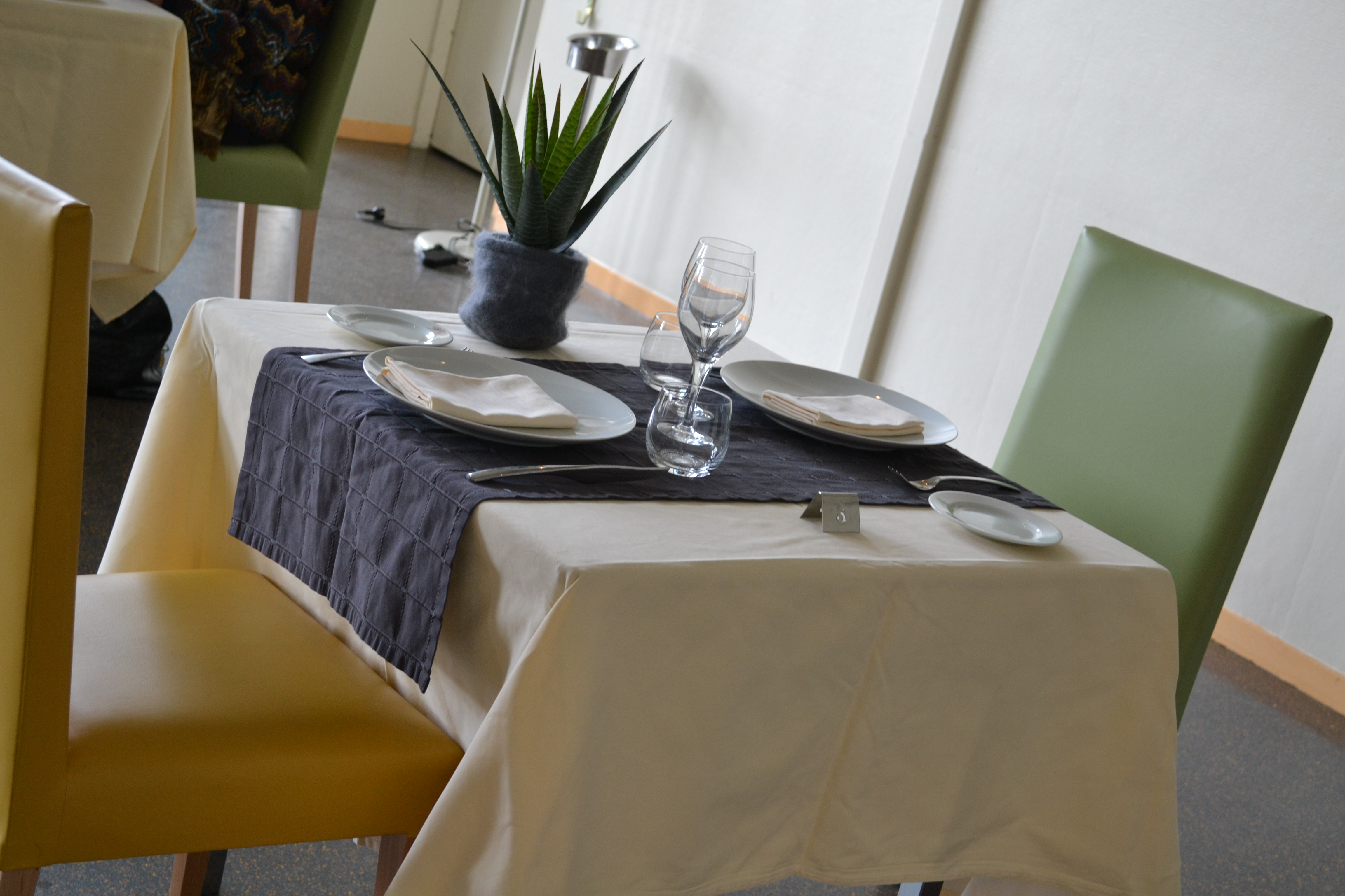 Restaurant de l'hôtel de Guyenne à talence table deux couverts